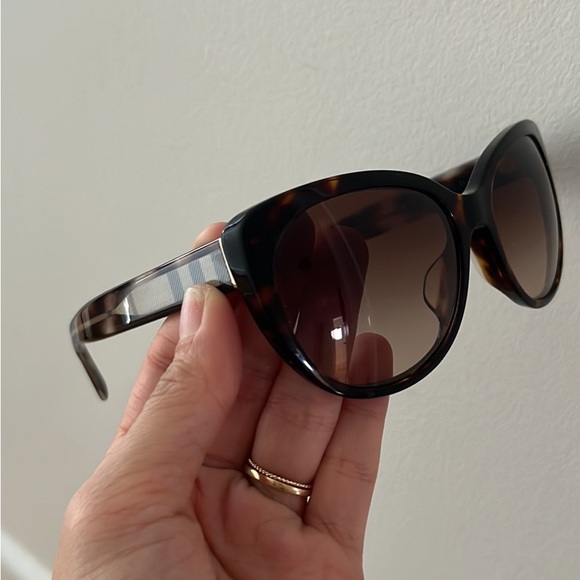 Burberry sunglasses - Picture 5 of 8